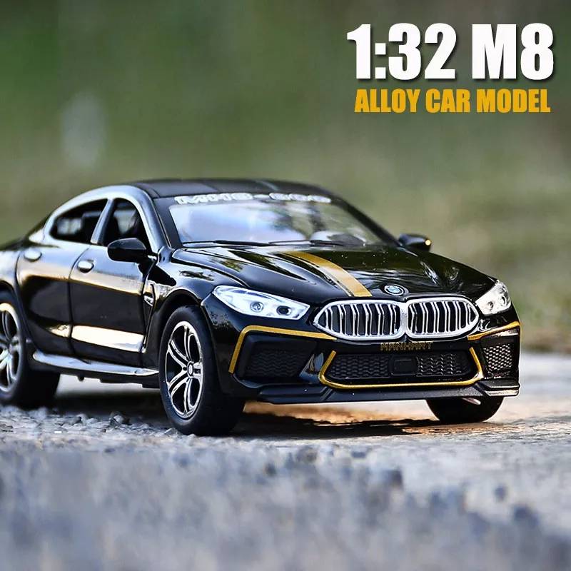 Die-cast BMW M8 crni, razmera 1:32, dužina 15 cm