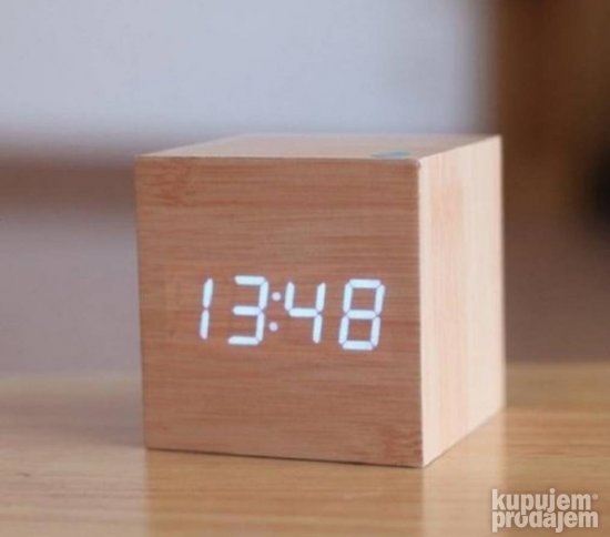Digitalni drveni sat u obliku kocke sa crvenim brojevima