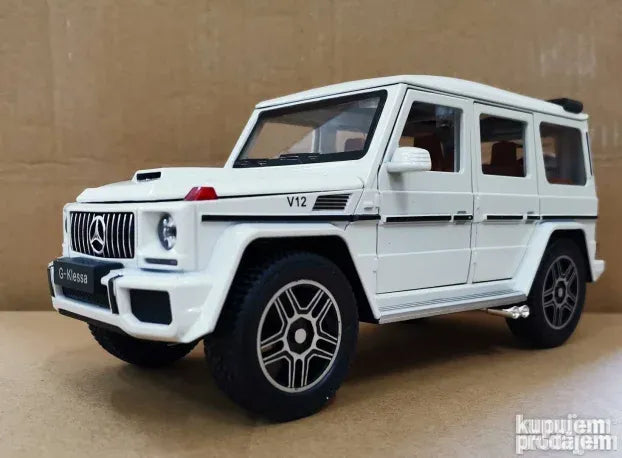 Die-cast Mercedes G63 beli, razmera 1:24, dužina 22 cm