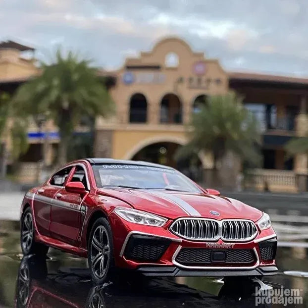 Die-cast BMW M8 crveni, razmera 1:32, dužina 15 cm