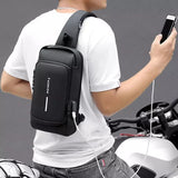 Crossbody torba od oksforda sa bravom na šifru i USB izlazom