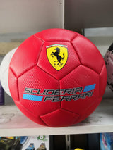 Fudbalska igra uz crvenu Ferrari loptu