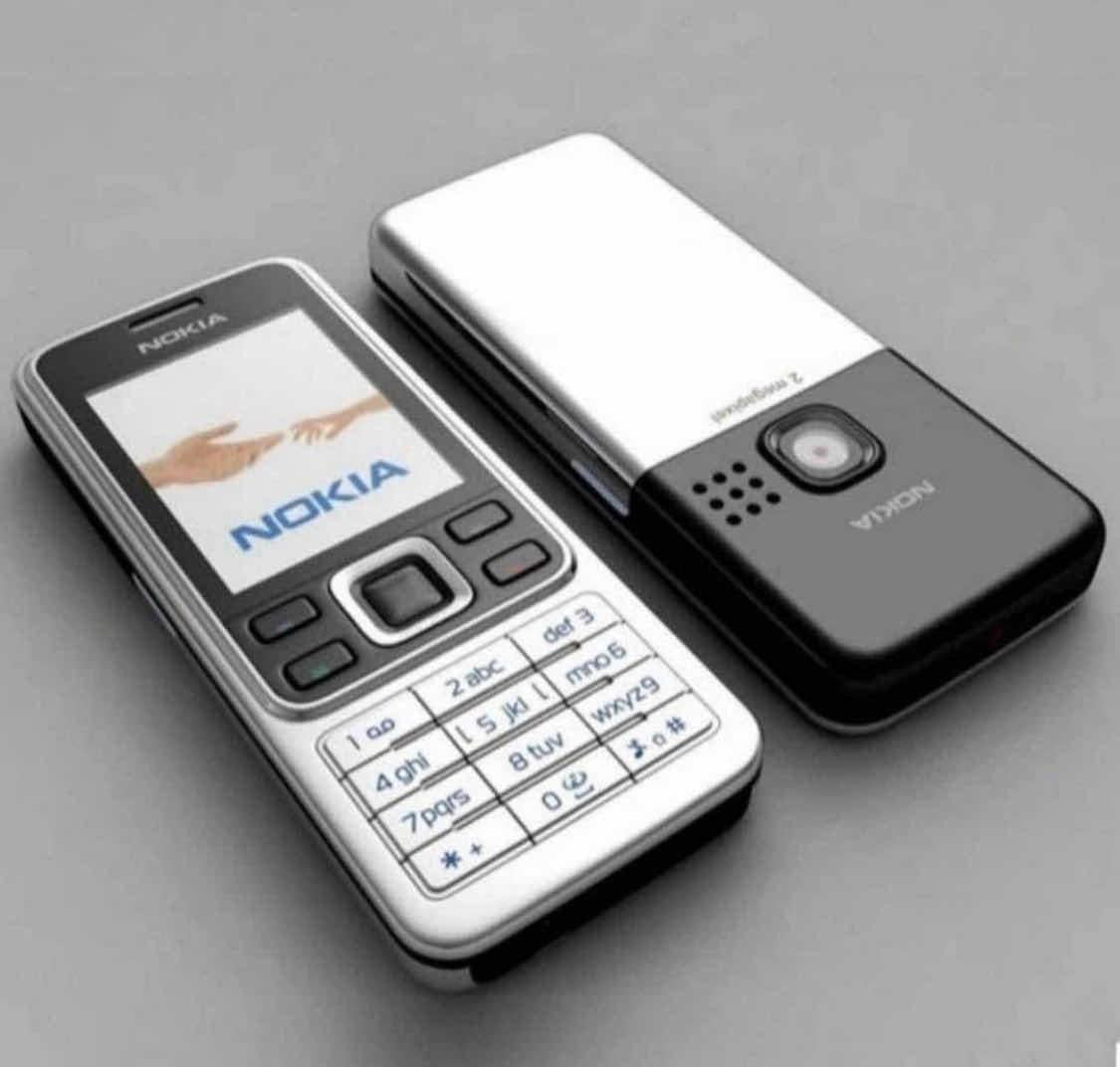 Mobilni telefon sa metalnim kućištem i srpskim menijem