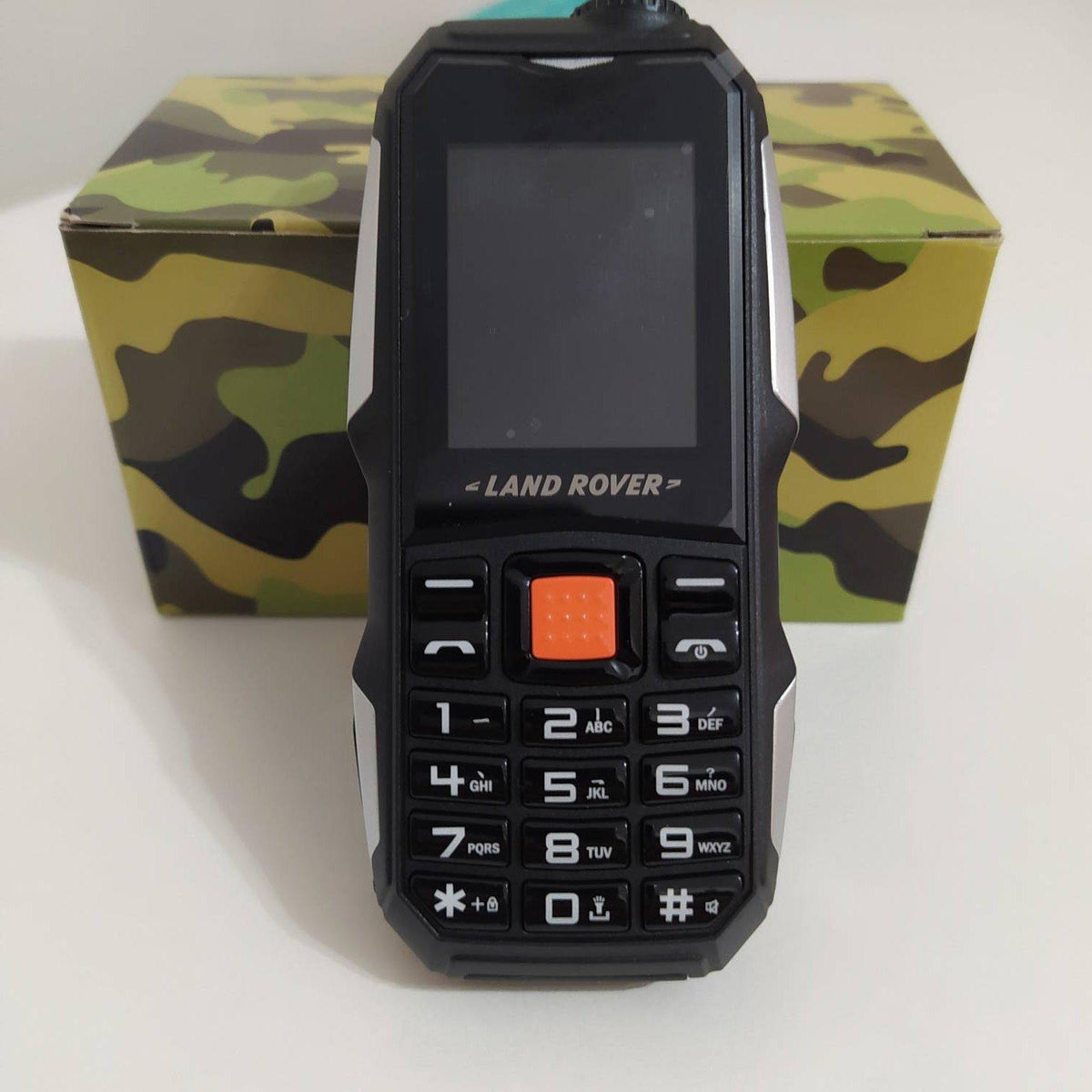 Mobilni telefon sa 2 SIM i baterijom za 4 dana