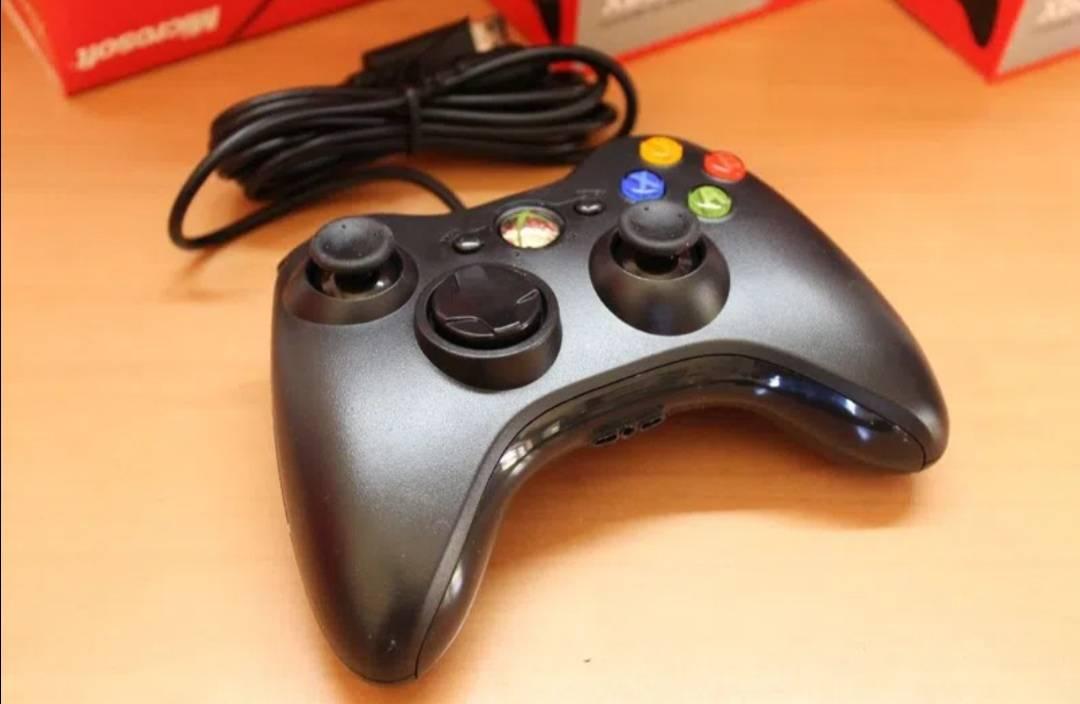 Crni žičani džojstik za Xbox 360 sa USB kablom