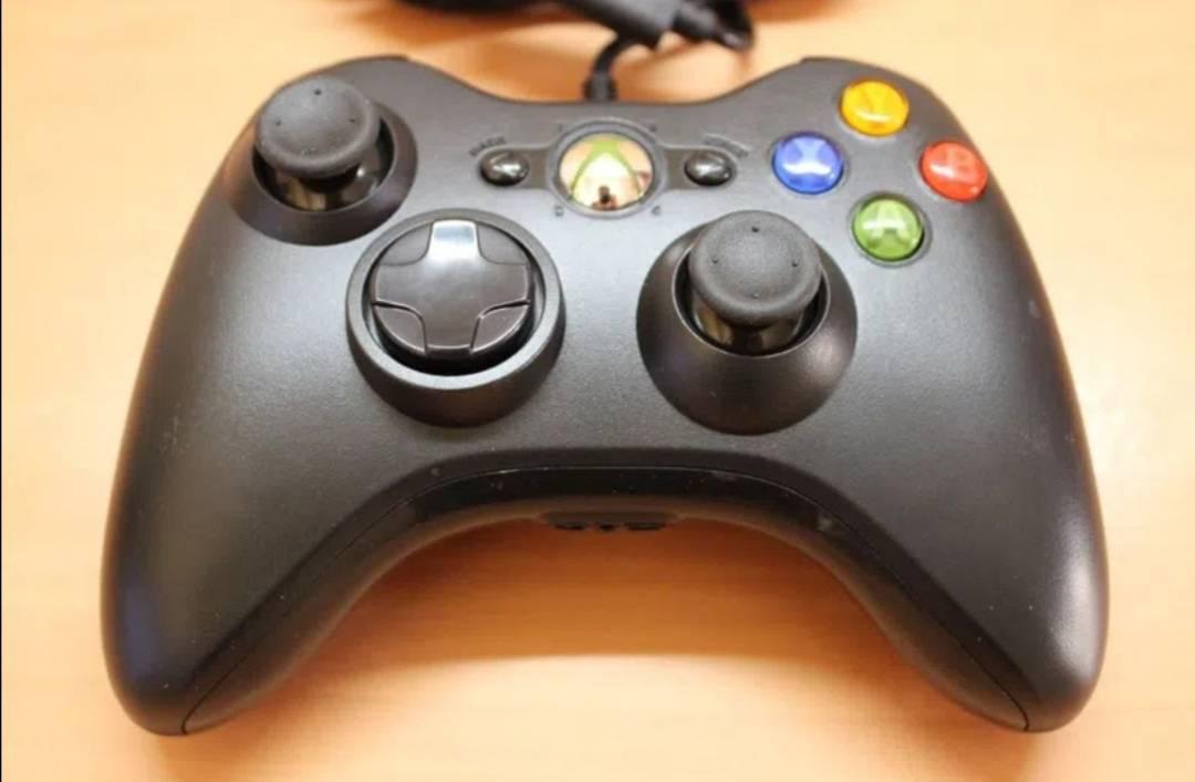 Crni žičani džojstik za Xbox 360 sa USB kablom