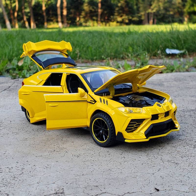 Metalni Lamborghini Urus, razmera 1:32, sa zvukom motora