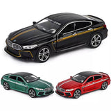 Die-cast BMW M8 crni, razmera 1:32, dužina 15 cm