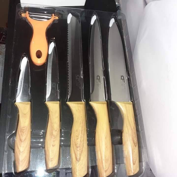 Set kuhinjskih noževa sa ljuštačem za povrće