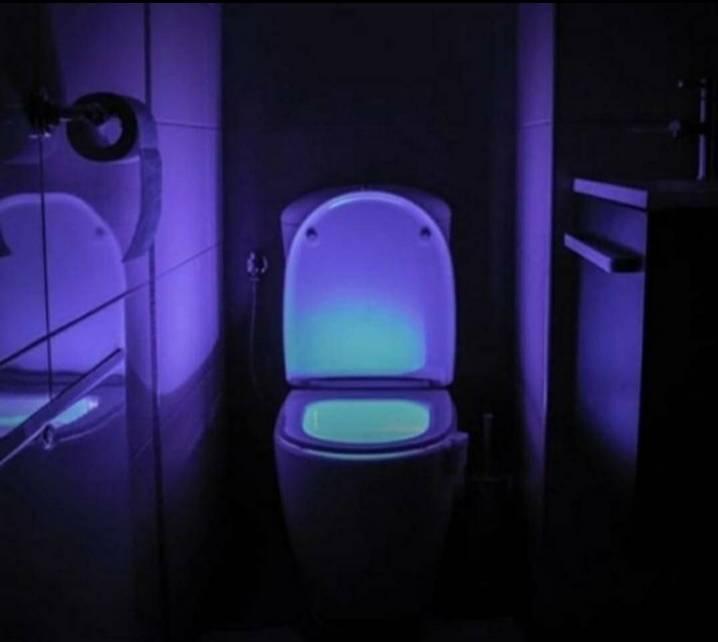 Noćno LED svetlo za WC šolju sa 7 boja i senzorom