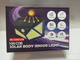 Solarni LED reflektor sa 100 COB dioda i senzorom