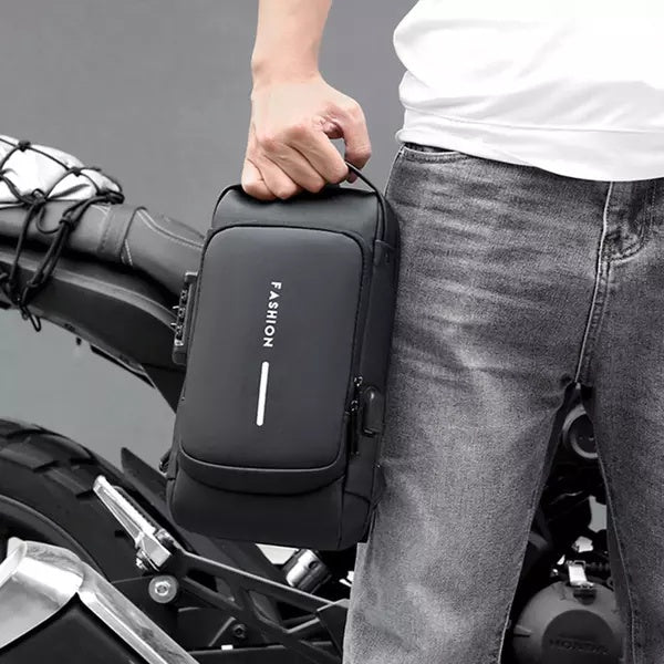 Crossbody torba od oksforda sa bravom na šifru i USB izlazom