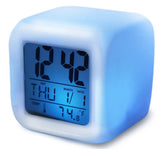Digitalni alarm sat koji menja boje