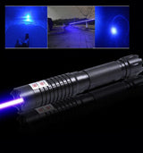 Plavi pokazivač sa fokusom i priborom