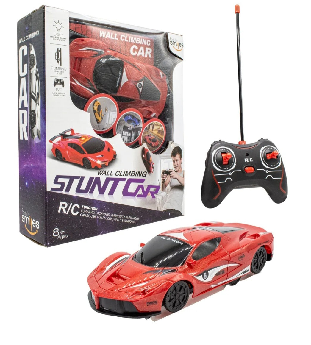 RC auto koji vozi po zidu, plafonu i staklu