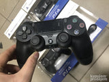 PS4 igranje uz crni bežični kontroler PRODAVANI