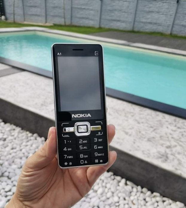 Mobilni telefon A1 sa 3 SIM kartice i baterijom 3800 mAh
