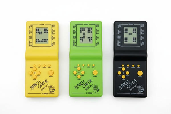Džepna konzola sa igrom slaganja oblika Tetris